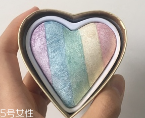 makeup revolution心形腮紅好用嗎？微閃蜜桃色彩