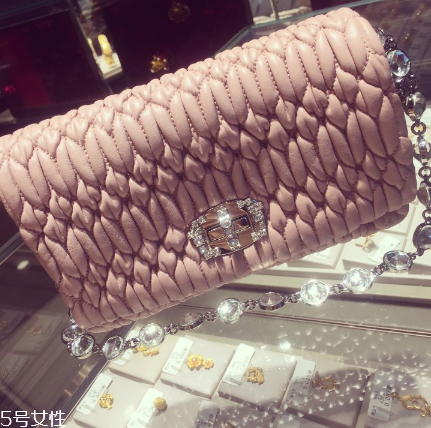 miumiu是幾線品牌？最具有少女心的時尚品牌