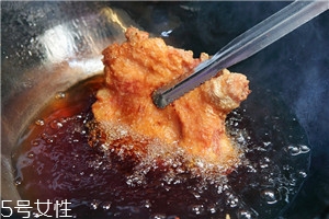 泰式椒麻雞的正宗做法 香氣關(guān)鍵是這三味