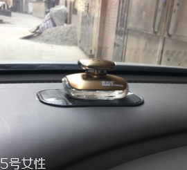 汽車(chē)香水座怎么加香水？用滴管注入原瓶