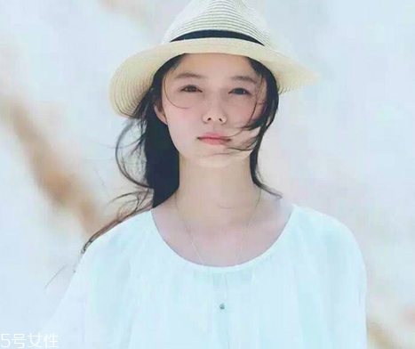 鹽系女生怎樣穿搭？清新無(wú)公害的鄰家女孩