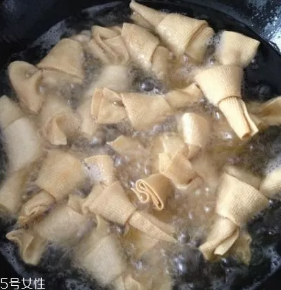 豆腐皮能油炸嗎？火候太猛容易炸糊