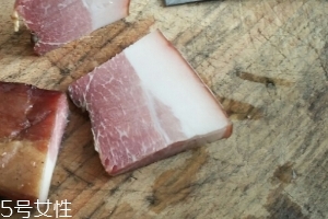 煙熏臘肉是熟的嗎？是生肉腌制的