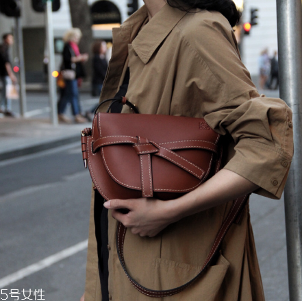 loewe gate bag多少錢(qián)？羅意威18新款馬鞍包價(jià)格