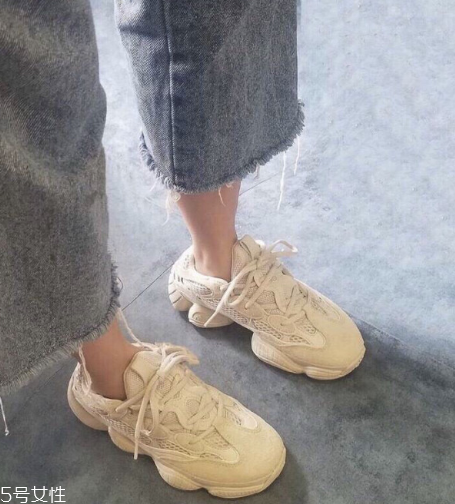 yeezy 500偏碼嗎？yeezy 500鞋碼標(biāo)準(zhǔn)嗎