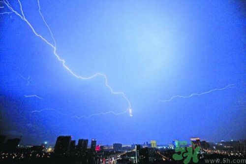 閃電打雷可以洗澡嗎?打雷洗澡會(huì)不會(huì)被擊