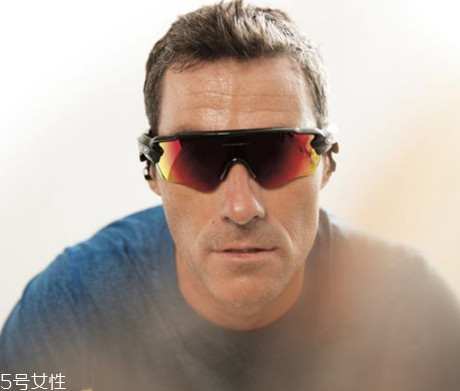 oakley眼鏡真假辨別 歐克利眼鏡怎么辨別真假？