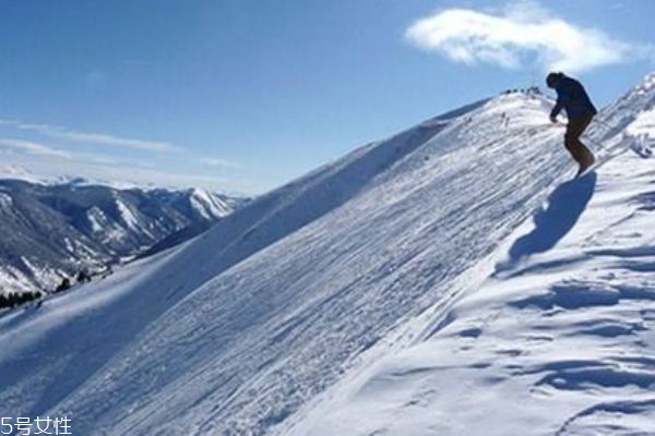 冬天適合去哪里旅游 滑雪溫泉一個(gè)都不能少