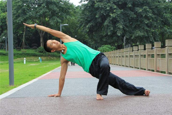 流瑜伽適合男生嗎 對(duì)男性有好處