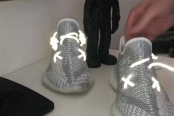 yeezy350 kaws鞋帶怎么綁 椰子kaws鞋帶綁法教程