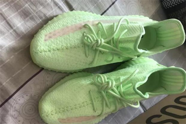 yeezy 350熒光綠開(kāi)箱測(cè)評(píng) 椰子350夜光實(shí)物效果