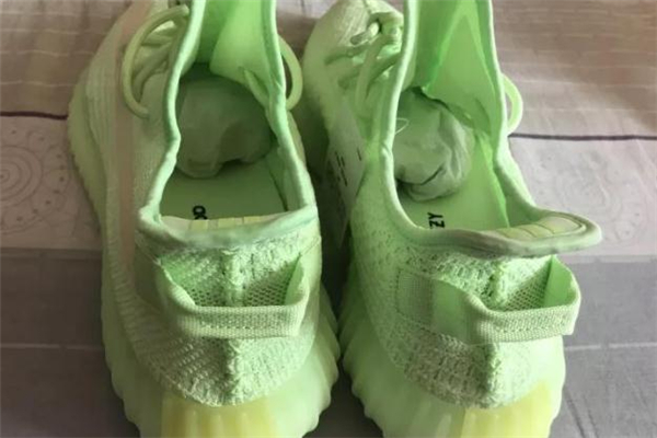 yeezy 350熒光綠開(kāi)箱測(cè)評(píng) 椰子350夜光實(shí)物效果