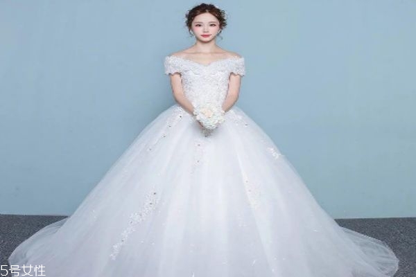 比較好的婚紗的牌子是什么呢 一組婚紗照要多少錢呢