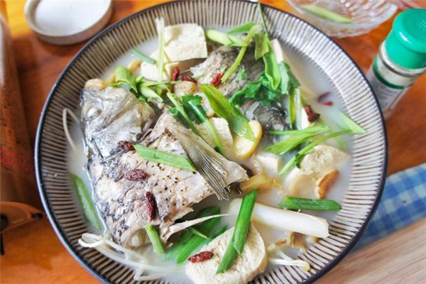 魚(yú)頭湯用什么豆腐好 燉魚(yú)頭湯用嫩豆腐還是老豆腐