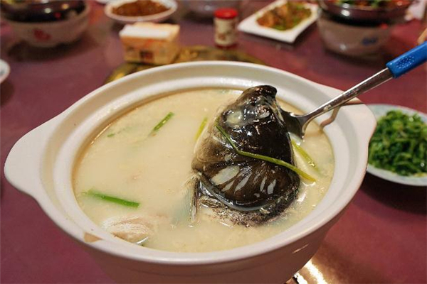 魚(yú)頭湯用什么豆腐好 燉魚(yú)頭湯用嫩豆腐還是老豆腐