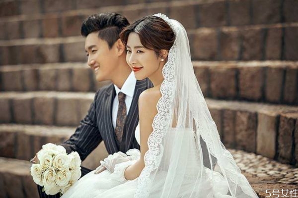 嫁給愛情還是嫁給金錢 結婚物質重要還是愛情