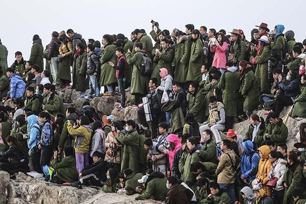 軍大衣和羽絨服哪個更保暖 軍大衣為什么這么保暖