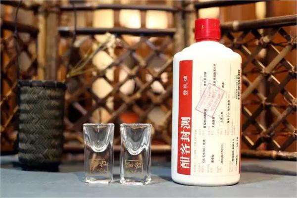 白酒和啤酒哪個(gè)熱量高 白酒喝多少度對(duì)身體好