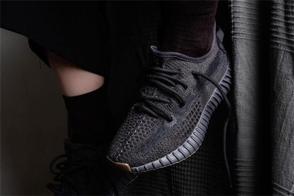 yeezy350黑生膠價(jià)格 椰子350黑生膠反光嗎