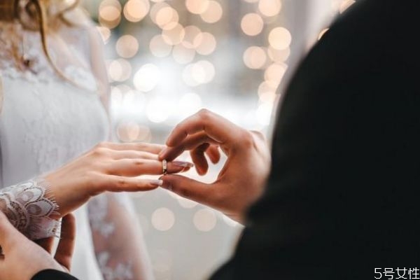 判斷一個男人愛不愛你 情侶婚前需考慮的五件事