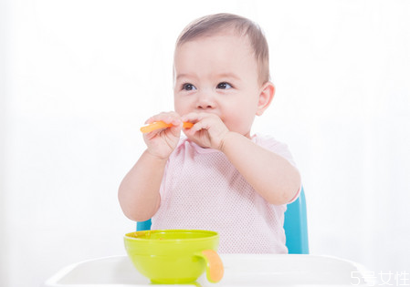 六個月寶寶輔食一天吃多少量 六個月寶寶輔食安排表