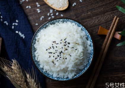 米飯?jiān)趺凑粢涣Ｒ涣５?剩飯熬粥好不好