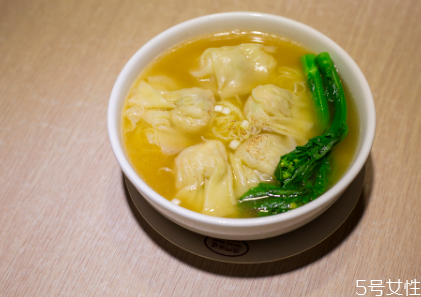 餛飩熱水煮還是冷水煮 餛飩怎么煮皮不容易破