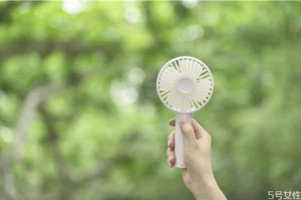 長期分居后女人出軌的表現(xiàn) 女人精神出軌會有哪些表現(xiàn)