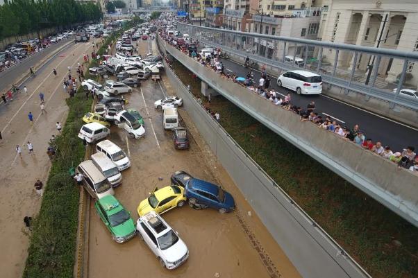 被鄭州暴雨淹沒(méi)的車(chē)后來(lái)都怎樣了 暴雨來(lái)臨要注意什么