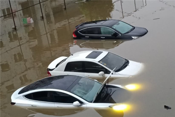 北京駕車涉水被困2人遇難 汽車涉水時(shí)應(yīng)該怎樣通過