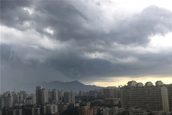 鄭州暴雨交警堅(jiān)守在京廣路隧道口 暴雨需要上班嗎