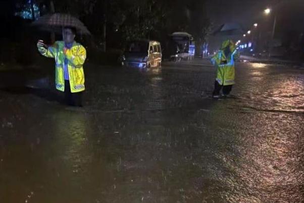 杭州昨晚暴雨突襲:開(kāi)車如行船 下暴雨有什么辦法擋水