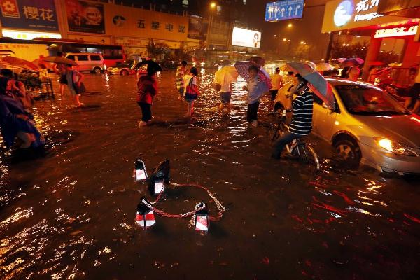 杭州昨晚暴雨突襲:開(kāi)車如行船 下暴雨有什么辦法擋水