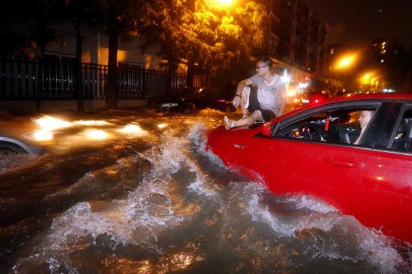 杭州昨晚暴雨突襲:開(kāi)車如行船 下暴雨有什么辦法擋水