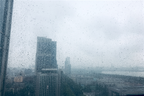 洛陽一小區(qū)圍墻因暴雨發(fā)生坍塌 暴雨會(huì)毀壞房子嗎