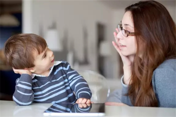 孩子會說話但是不說怎么辦 孩子不愛說話是什么原因造成的