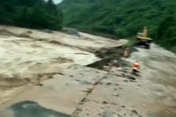 暴雨天氣時在室外要怎么行走 暴雨襲擊所造成的危害