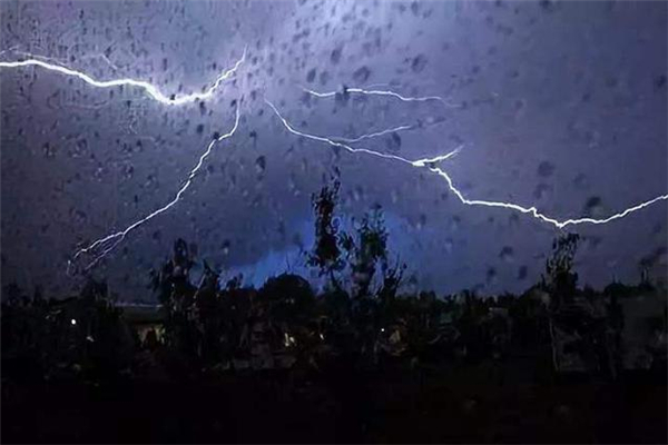 暴雨可以出行嗎 暴雨出行注意事項(xiàng)