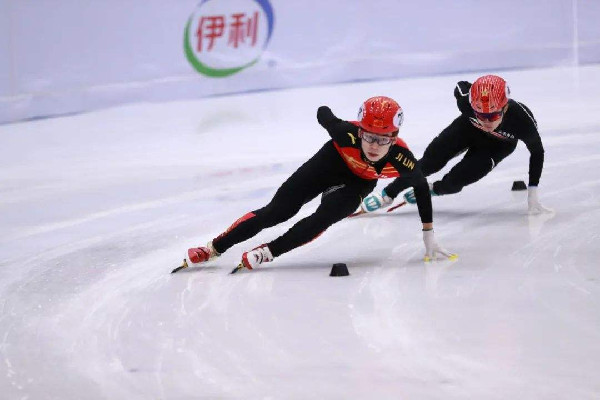 短道3000米接力中國女隊摘銅 中國短道速滑姑娘們跳上領(lǐng)獎臺