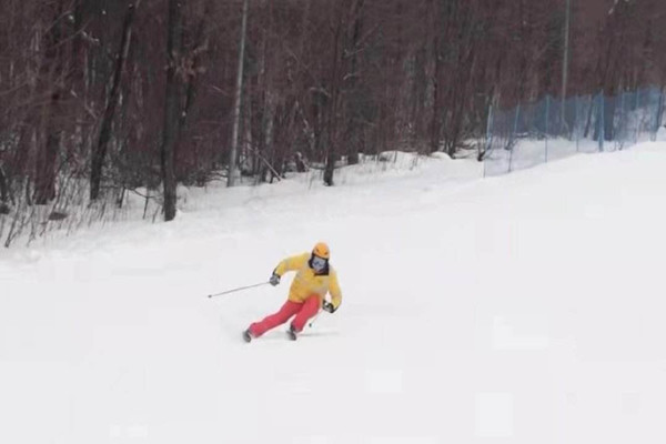 東北外賣小哥滑雪能有多炫酷 高山滑雪是冬奧會項目嗎