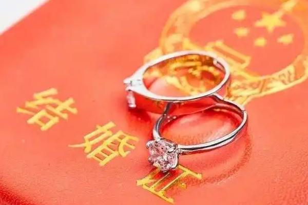 結婚證照片對頭發(fā)顏色有要求嗎 結婚證照片對妝容的要求