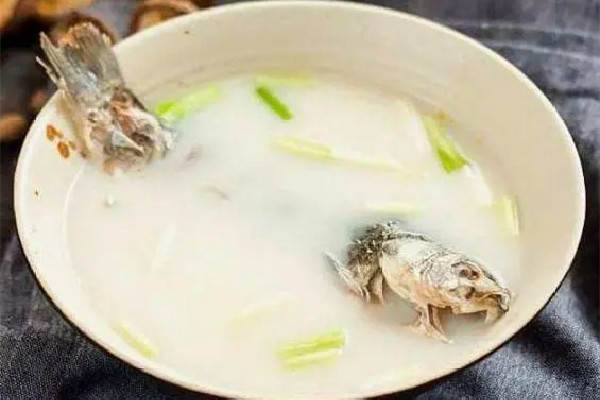 鯽魚(yú)和什么一起燉最有營(yíng)養(yǎng) 鯽魚(yú)燉什么下奶快奶水多