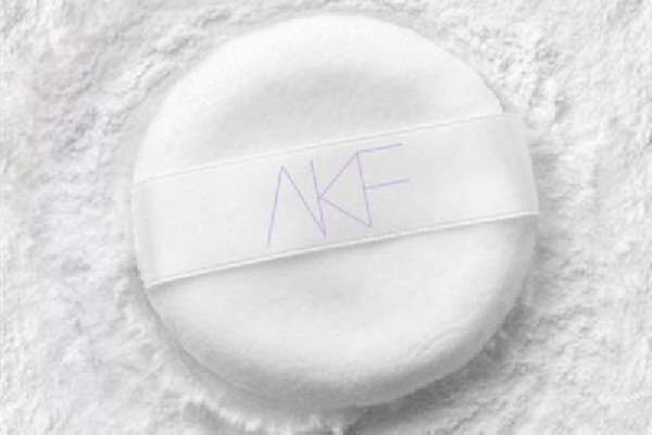 akf散粉紫色和鐳射有什么區(qū)別 akf散粉會暗沉嗎