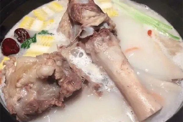 骨頭湯用什么骨頭比較好 骨頭湯喝排骨湯哪個(gè)營養(yǎng)高