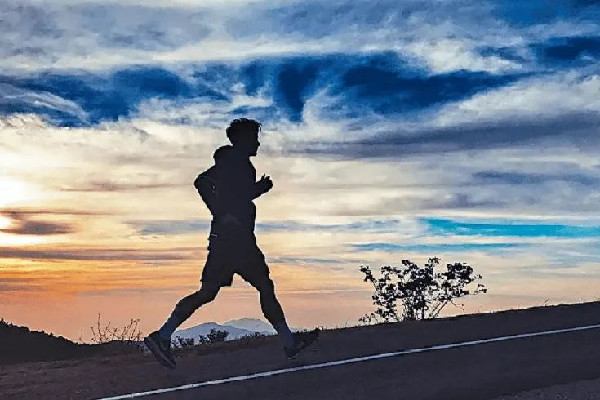 廣州男子邊抽煙邊跑馬拉松火到國外 馬拉松的精神和意義