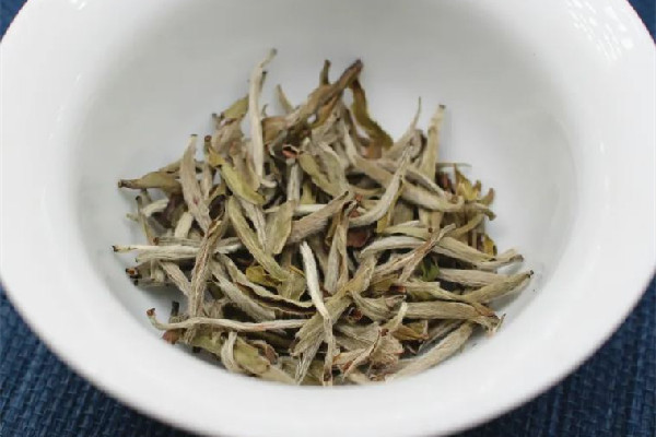 白毫銀針買(mǎi)茶餅好還是散裝茶好 白毫銀針怎么分辨好壞